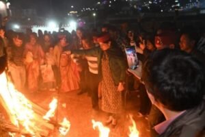 टिहरी में लोकपर्व ईगास बग्वाल का भव्य आयोजन, डीएम नितिका खण्डेलवाल ने भैला का पूजन कर खेला भैला, रंगोली प्रतियोगिता के विजेताओं को किया सम्मानित