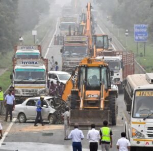 NH पर घने कोहरे में भीषण हादसा : दो की मौत, 10 घायल