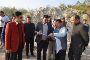 मुख्य सचिव आनंद बर्द्धन ने टनकपुर व शारदा क्षेत्र का किया निरीक्षण, विकास एवं बाड़ सुरक्षा कार्यों की समीक्षा