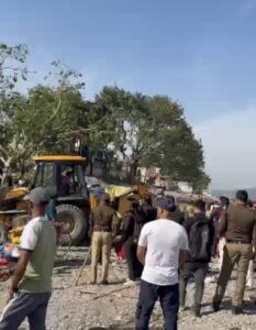 डीएम सविन बंसल के निर्देश पर एसडीएम एवं नगर आयुक्त ऋषिकेश के नेतृत्व में चंद्रभागा में अवैध अतिक्रमण ध्वस्त