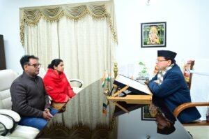 मुख्यमंत्री पुष्कर सिंह धामी से दिवंगत वरिष्ठ पत्रकार पंकज मिश्रा की पत्नी ने की भेंट, हरसंभव सहयोग का आश्वासन