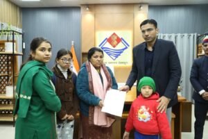 दो मासूम व एक किशोर बालक के साथ परिस्थितियों की मार झेल रही व्यथित विधवा शांति राणा को जिला प्रशासन का सहारा