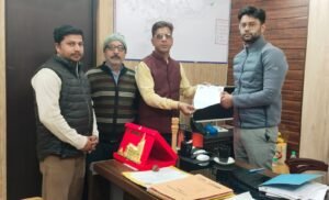 हरिद्वार:महानगर व्यापार मंडल के जिला अध्यक्ष सुनील सेठी ने उत्तरी हरिद्वार से सिंहद्वार तक फ्लाइओवरों के नीचे खाली पड़े स्थानों, अंडरपासों तथा सप्तसरोवर बंधे के सौंदर्यकरण एवं व्यवस्थागत सुधार की मांग को लेकर नगर आयुक्त को ज्ञापन सौंपा।