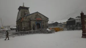 बर्फ की सफेद चादर में लिपटे केदारनाथ सहित ऊंचाई वाले स्थान, देहरादून में बारिश; मौसम