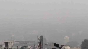 Uttarakhand Weather: कोहरे और शीतलहर ने बढ़ाई ठिठुरन, सूखी ठंड कर रही परेशान, आज भी येलो अलर्ट
