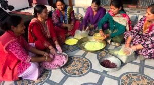 होली में हर्बल कलर से सेहत भी और समृद्धि भी, देहरादून में सैकड़ों ग्रामीण कर रहे ये नेक काम