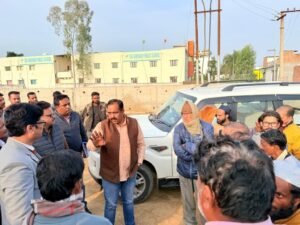 विधानसभा हरिद्वार ग्रामीण क्षेत्र के ग्राम सराय में रिंग रोड पैकेज-1 के पास अंडरपास को लेकर पिछले 45 दिन से चल रहे धरने पर, भाजपा जिला उपाध्यक्ष आशु चौधरी ने राष्ट्रीय राजमार्ग के परियोजना निदेशक विशाल गोयल सहित पूरी टीम को मौके पर बुलाकर वार्ता की।