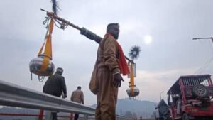 Haridwar: ट्रैक्टर-ट्रॉलियों में सवार कांवड़ यात्री चंडी पुल से जाने की जिद पर अड़े, पुलिस कर्मियों से झड़प