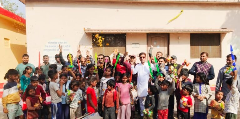 राष्ट्रीय पंजाबी महासभा द्वारा चंडी घाट स्थित कुष्ठ आश्रम में बच्चों संग मनाई गई भव्य फूलों की होली