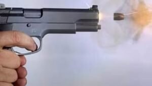 Almora: धौलछीना में एक व्यक्ति ने पड़ोसियों पर लाइसेंसी बंदूक से झोंका फायर, मची अफरा-तफरी, तीन लोग घायल