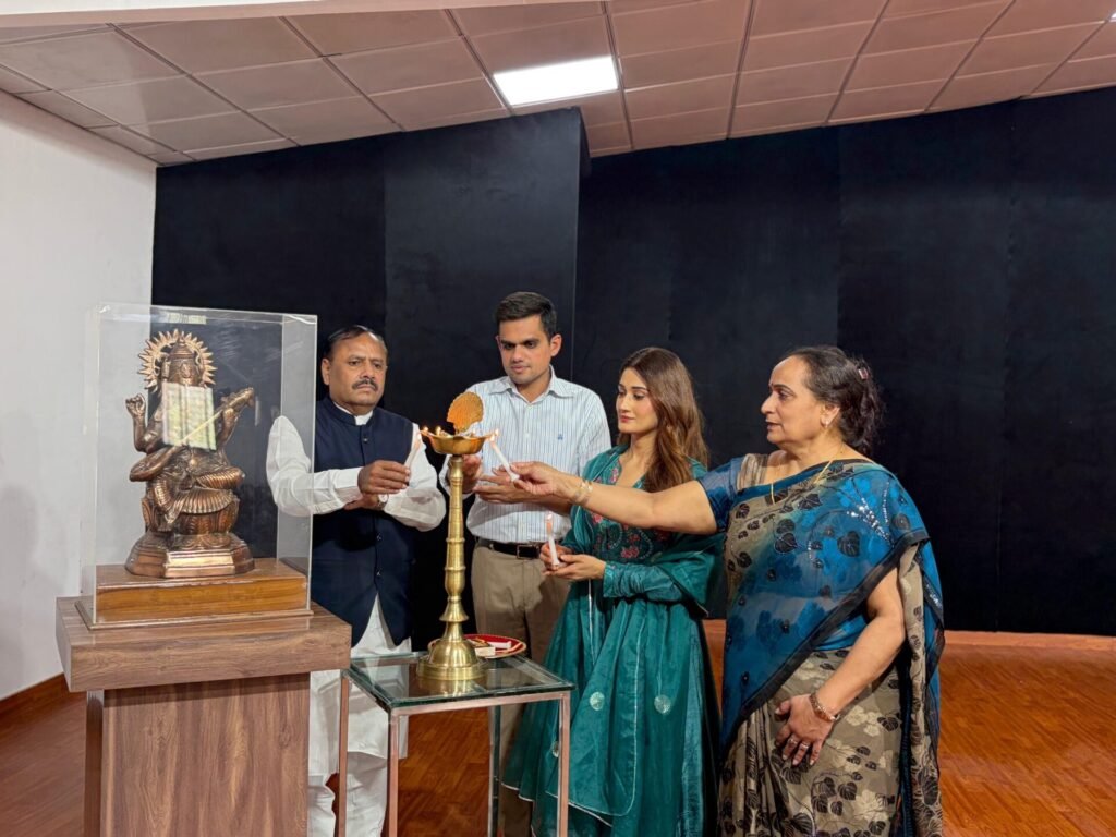 जमदग्नि पब्लिक स्कूल लक्सर में पहुँचीं प्रसिद्ध अभिनेत्री व फिल्म प्रोड्यूसर आरुषि निशंक, बच्चों को दिया सफलता का मंत्र स्कूल के चेयरमैन राज्य मंत्री ओम प्रकाश जमदग्नि भी उपस्थित रहे