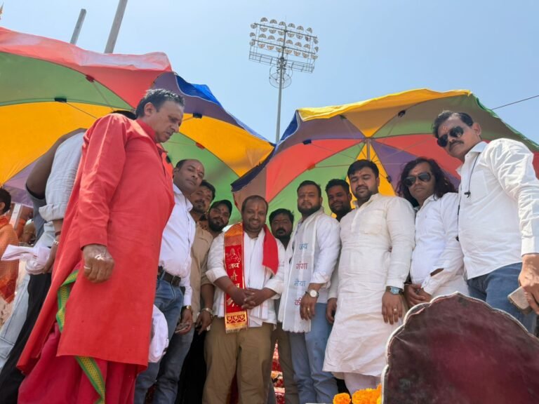 कांग्रेस कार्यकर्ताओं ने किया मां गंगा का पूजन, उमड़ा जनसैलाब; संगठन की मजबूती का दिया संदेश