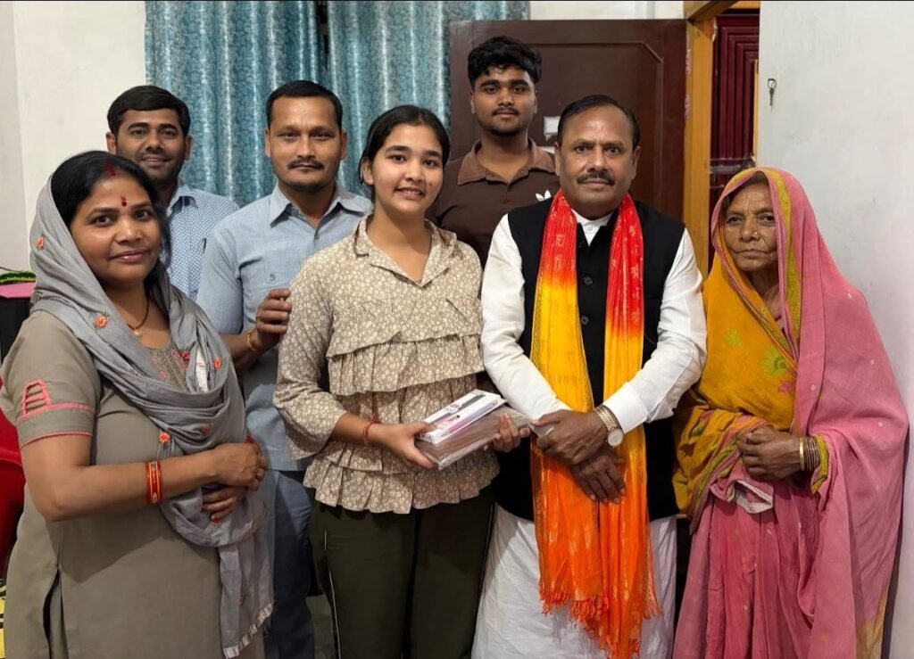 लक्सर: होनहार छात्रा मानसी ने 10वीं में गाड़े सफलता के झंडे, आशीर्वाद देने पहुंचे ओम प्रकाश जमदग्नि जी