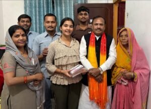 लक्सर: होनहार छात्रा मानसी ने 10वीं में गाड़े सफलता के झंडे, आशीर्वाद देने पहुंचे ओम प्रकाश जमदग्नि जी