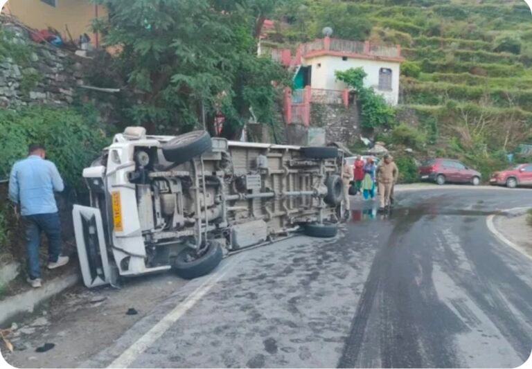 बड़ा हादसा!, बदरीनाथ धाम जा रहे श्रद्धालुओं की गाड़ी पलटी, हुई मौत, 17 यात्री सवार