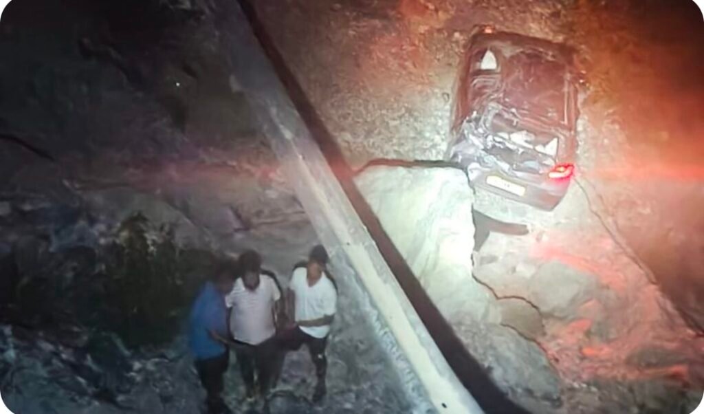 Champawat Accident: खाई में गिरी हरियाणा के पर्यटकों की कार, 5 दोस्त घायल