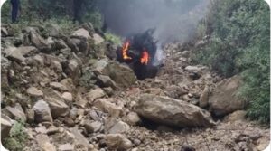 भीषण सड़क हादसा!, खाई में गिरी कार में लगी आग, दो की मौत, कई घायल