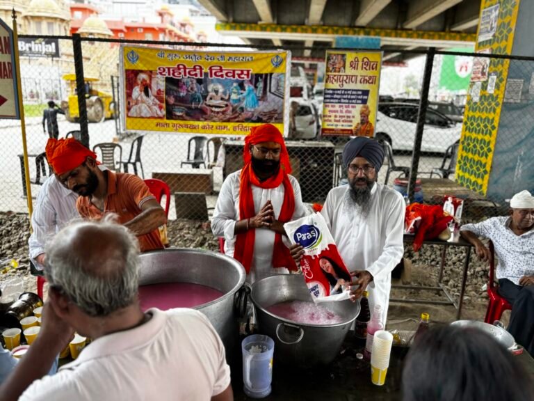श्री गुरु अर्जुन देव जी के शहीदी दिवस पर भव्य आयोजन: ‘सत्यनाम जी’ और वार्ड नंबर 2 के पार्षद प्रतिनिधि विदित शर्मा की मौजूदगी में बांटा मीठा शरबत ||