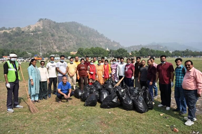 हरिद्वार को स्वच्छ और सुंदर बनाने के लिए एक्शन मोड में DM मयूर दीक्षित, सोमवती अमावस्या के बाद पंतद्वीप मैदान में चला महा-सफाई अभिया