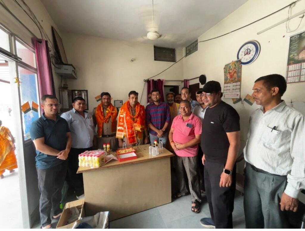 कांवड़ मेला सकुशल संपन्न: क्षेत्रीय व्यापारियों ने चौकी प्रभारी खेमेंद्र गंगवार को पहनाया साफा, किया नागरिक अभिनंदन
