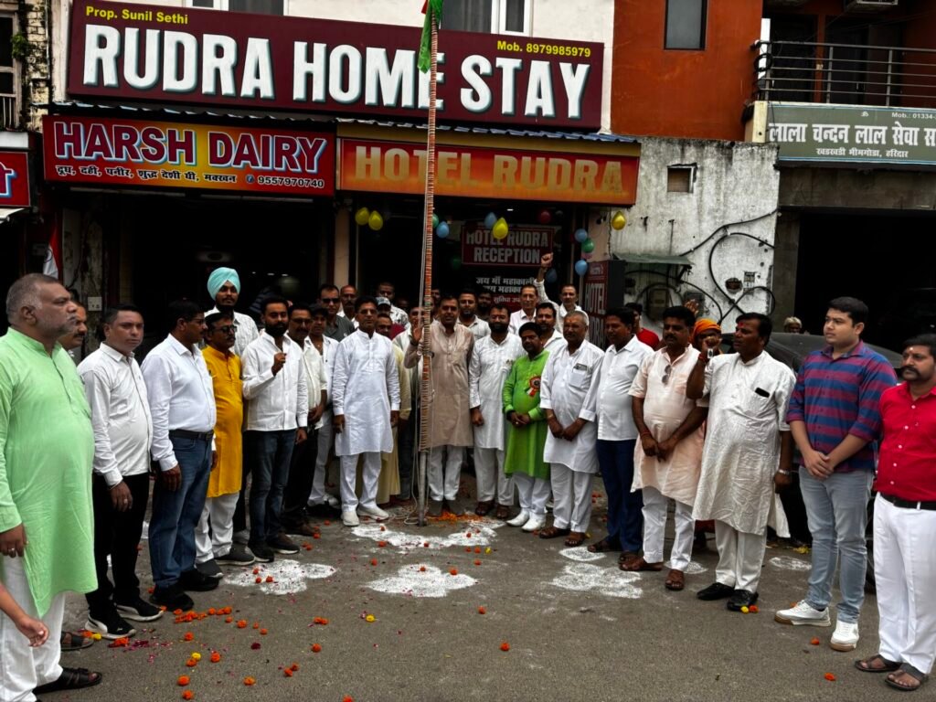 स्वतंत्रता दिवस: सुनील सेठी ने किया ध्वजारोहण, कहा- ‘तिरंगे का सम्मान ही सच्ची देशभक्ति’