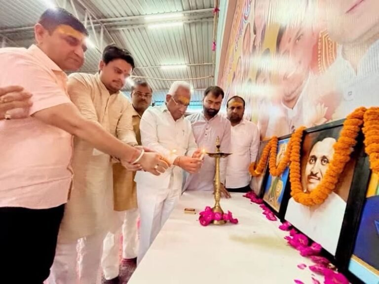 हरिद्वार के वासुदेव आश्रम में आयोजित नारी शक्ति वंदन समारोह में कैबिनेट मंत्री मदन कौशिक ने मातृशक्ति से संवाद किया। स्थानीय लोगों ने मदन कौशिक को फिर से विधायक बनाने का समर्थन किया !!