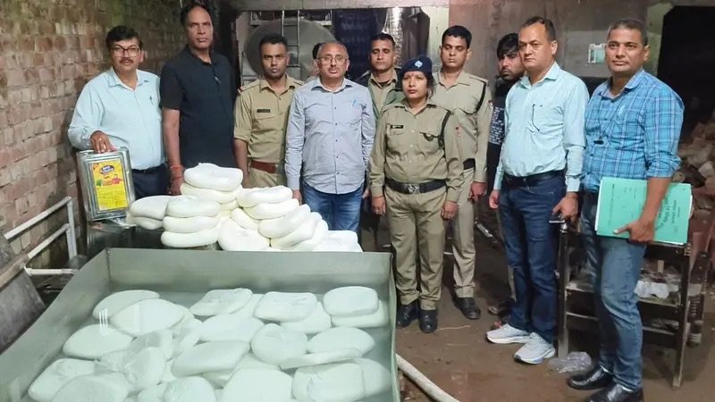 मिलावटखोरी पर बड़ा प्रहार: पनीर निर्माण इकाई पर आधी रात को छापा, 10 कुंतल संदिग्ध खाद्य सामग्री नष्ट