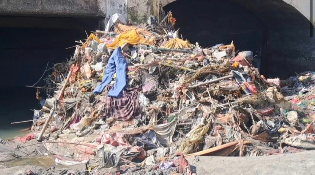 हरिद्वार में गंग नहर बंदी के बाद गंगा में दिखी गंदगी, कपड़े और पॉलिथीन से मैली हो रही नदी, देखें तस्वीरें