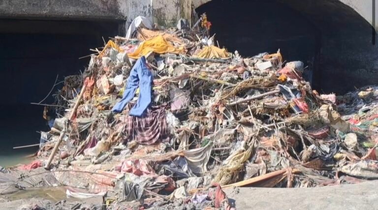 हरिद्वार में गंग नहर बंदी के बाद गंगा में दिखी गंदगी, कपड़े और पॉलिथीन से मैली हो रही नदी, देखें तस्वीरें